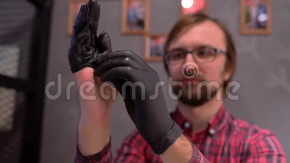 白种人时髦的千禧一代男人戴上手套在餐馆里吃大汉堡视频的预览图
