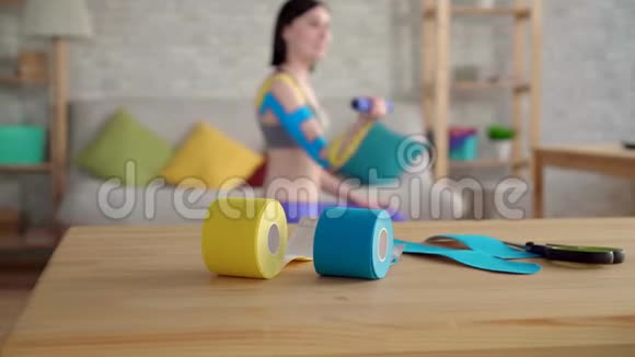 在桌子上合上五颜六色的卷轴运动背景女运动员手上拿着磁带视频的预览图