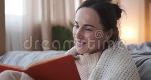 在卧室看书的女人视频的预览图