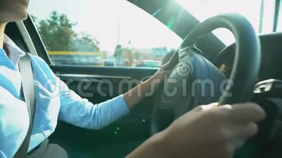 女商人开着方向盘开车去办公室小心驾驶视频的预览图