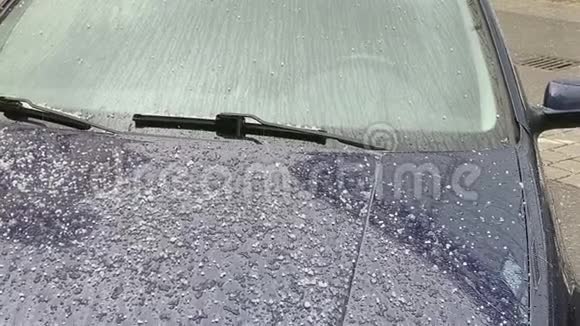 雨中的冰雹落在汽车的引擎盖上视频的预览图