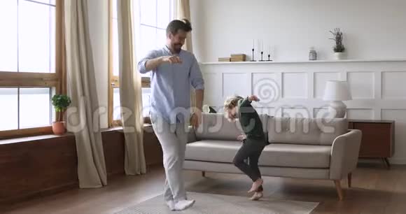 疯狂的爸爸和可爱的儿子玩着跳舞视频的预览图