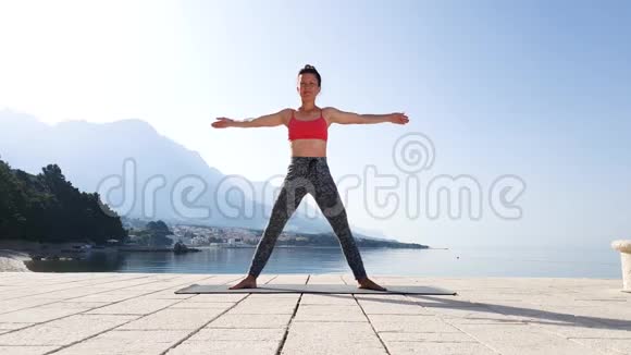快乐的瑜伽女人冥想平静的海景视频的预览图