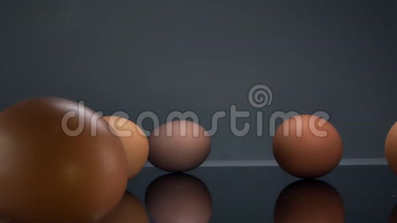 黑色背景下的生红鸡蛋视频的预览图