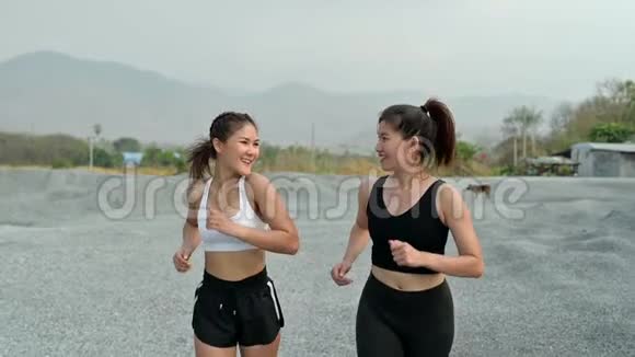 慢动作运动员女人在岩石上跑步亚洲女跑运动员夏季耐力训练视频的预览图