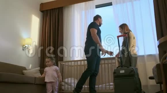 家人抵达酒店视频的预览图