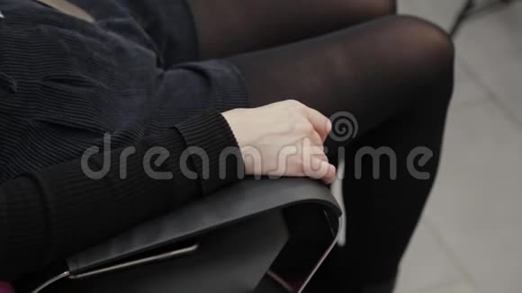 漂亮的女人把手放在椅子的手臂上视频的预览图
