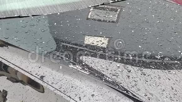 雨中的冰雹落在汽车的引擎盖上视频的预览图