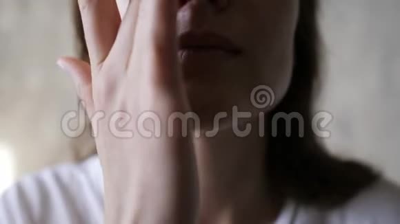 滋润面部肌肤特写白种人女孩使用天然奶油用手指摩擦皮肤视频的预览图