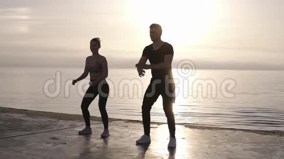 健身运动人运动和生活方式概念从事职业健身运动的快乐男女视频的预览图