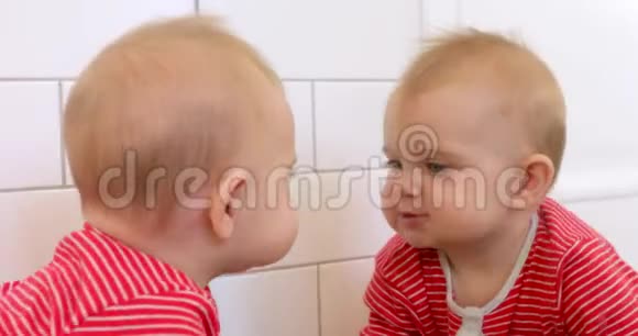 可爱的宝宝照镜子视频的预览图