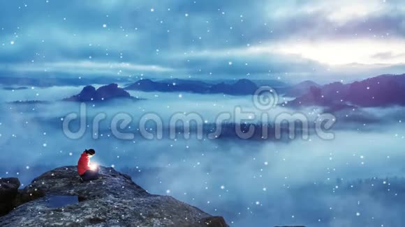 女人拿着生命的灯笼神奇的乳白色薄雾景观女人坐在山顶手里拿着明亮的星星视频的预览图
