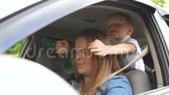 一个小男孩开车时闭上了母亲眼睛孩子在车里放纵视频的预览图