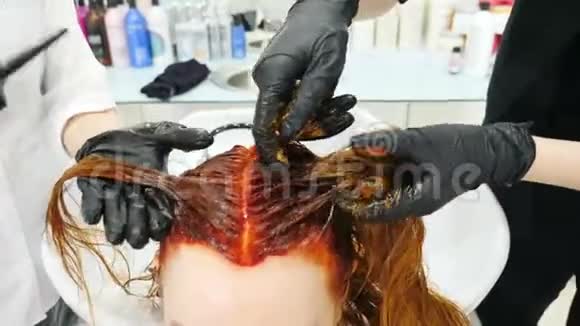 美容院理发师做发型染女头发专业理发师染发4手Stylist视频的预览图
