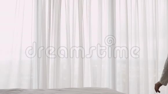 幸福的女人穿着睡衣打开窗户花边外面视频的预览图