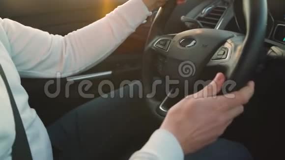 接近一个人驾驶一辆车阳光透过侧窗照射视频的预览图