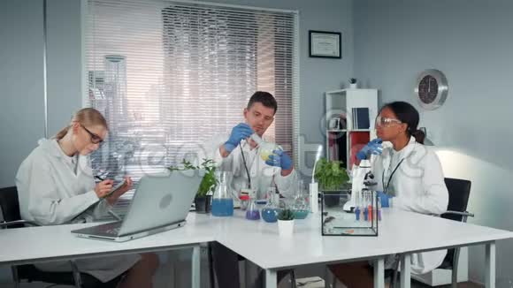 不同的研究团队的科学家观察了College在锥形瓶中的液体实验视频的预览图
