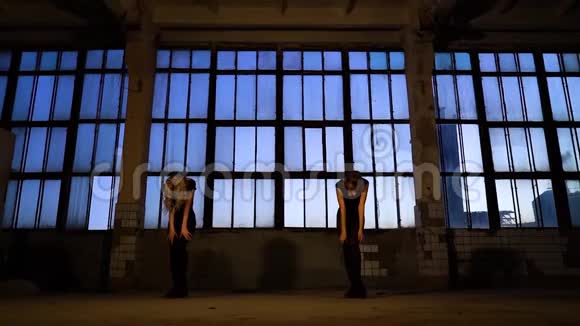 晚上在阁楼工作室表演舞蹈双人舞视频的预览图