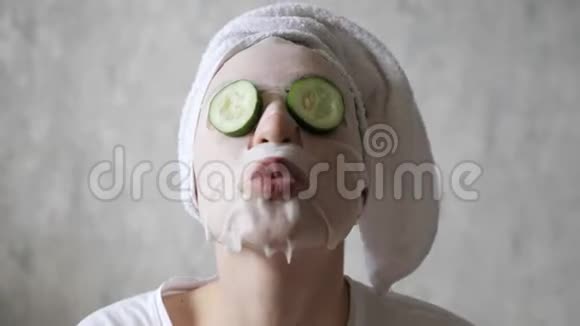 乐趣面部护理提升和补水从一个年轻漂亮女人的眼睛里掉下来的黄瓜视频的预览图