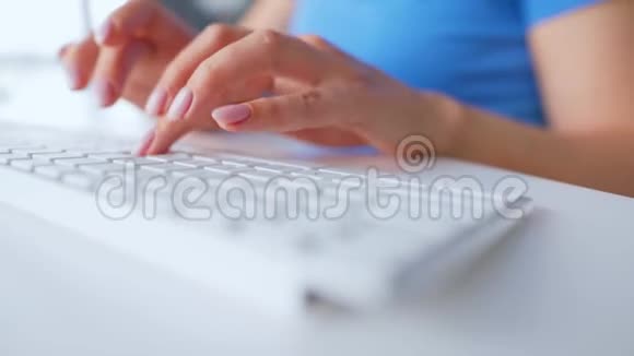 女性手在电脑键盘上打字远程工作的概念视频的预览图