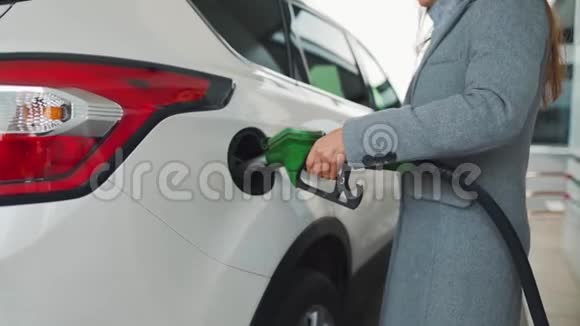 一个女人在加油站的车里加油视频的预览图