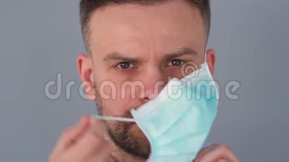 对Covid19冠状病毒的大流行保护戴着医疗面罩的留胡子的白种人的肖像病毒视频的预览图