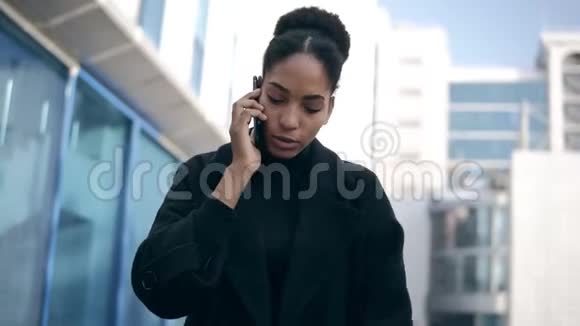 低角度镜头的黑人妇女在手机上交谈解决商业问题遥远非洲迷人女性视频的预览图