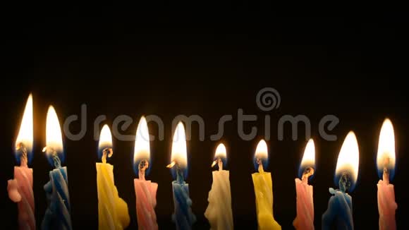 十根燃烧的生日蜡烛视频的预览图