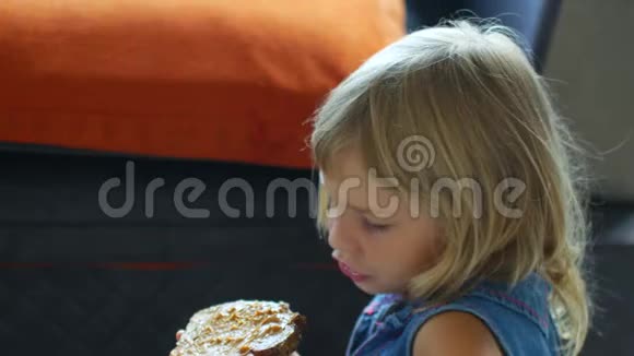 小女孩吃花生酱三明治视频的预览图