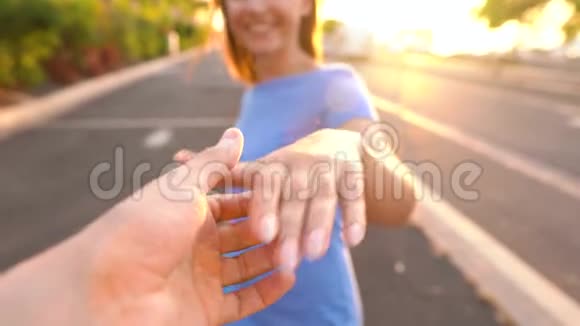 跟我来幸福的女人把手伸向男人他轻轻地握住她的手视频的预览图
