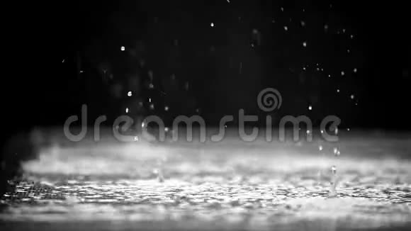 雨在缓慢地下降视频的预览图