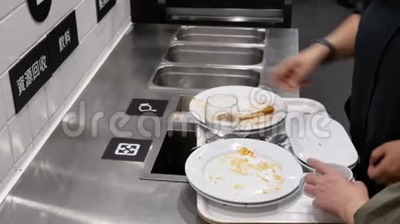 在食物场分类站清洗剩馀食物的人士动议视频的预览图