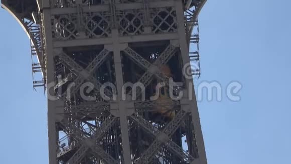到达埃菲尔铁塔的顶端视频的预览图