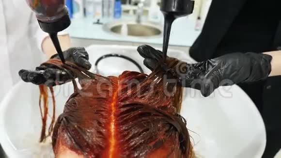美容院理发师做发型染女头发专业理发师染发4手Stylist视频的预览图