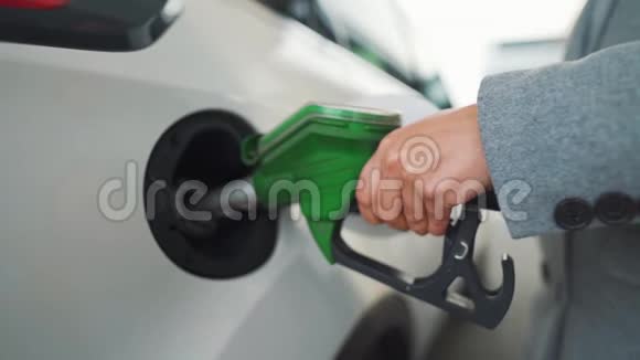 女人在加油站给她的车加满汽油慢动作视频的预览图