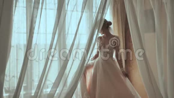 快乐的新娘在窗前旋转视频的预览图