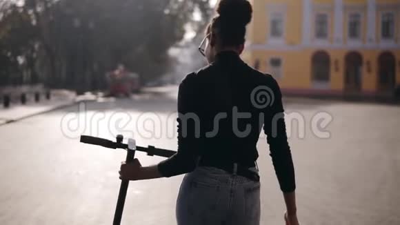 在城市街道上行走的混战女子的罕见镜头穿着黑色外套戴墨镜的女孩视频的预览图