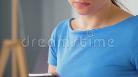 女人坐在沙发上把信用卡号码输入智能手机在线支付网上购物生活方式视频的预览图