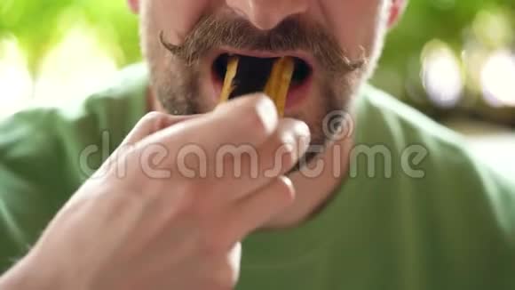 留胡子的人蜷缩着胡子在咖啡馆里吃巧克力麦片视频的预览图