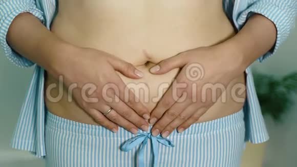 年轻女子在分娩后露出腹部出生后腹部有拉伸痕迹视频的预览图
