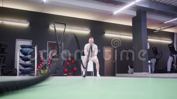 在健身运动中使用战绳的人视频的预览图