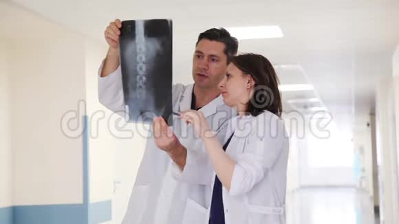 两名医生在诊所走廊视频的预览图