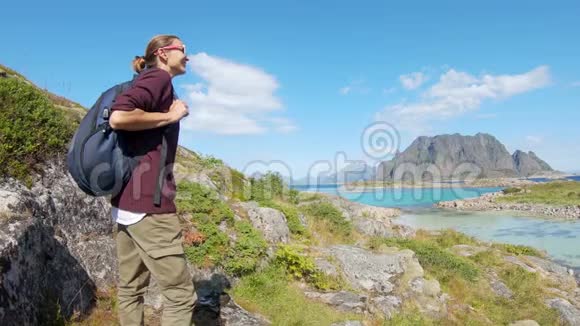 站在悬崖边欣赏风景的年轻女子旅行者视频的预览图