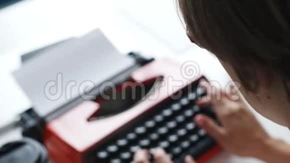 女人亲手打字红色老式打字机视频的预览图