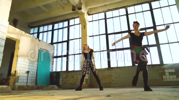 可爱的舞者在旧厂房里做腿部练习视频的预览图