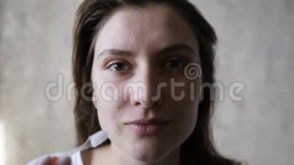 美丽的年轻女子正在使用透明保湿剂来防止脸上的皱纹面部护理天然皮肤视频的预览图