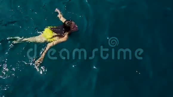 穿黄色泳衣的年轻女子在深海游泳视频的预览图