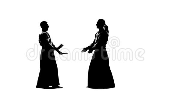 两个雄性在基科吉或和服中的黑色细枝末节用坦托表现出合气道孤立无援白人视频的预览图