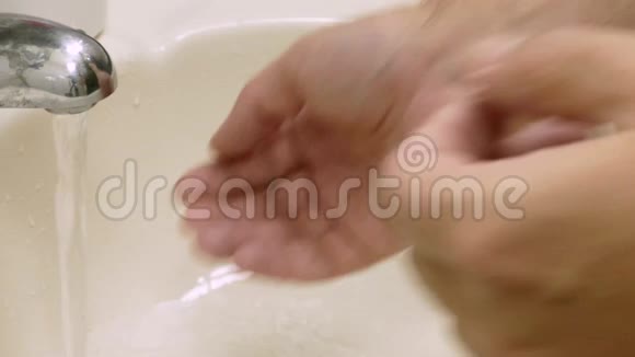 男人洗手盆特写视频的预览图