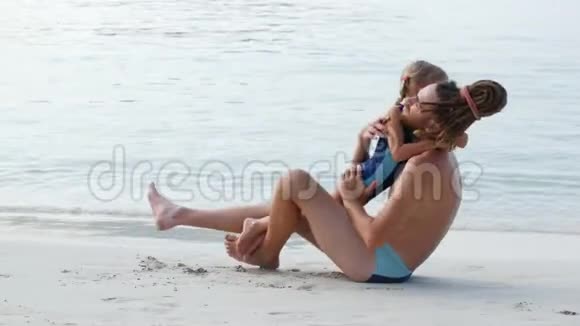 爸爸和女儿在一起在海滩上玩得开心家庭价值观和照顾视频的预览图